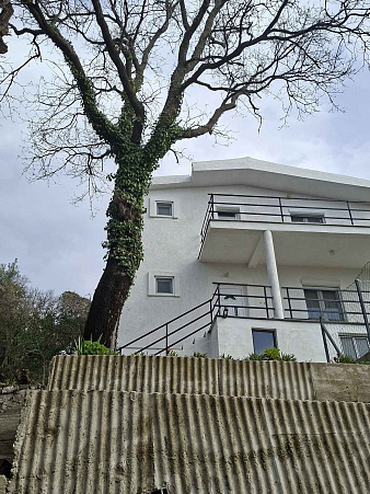 HOUSE IN BAR, Bar